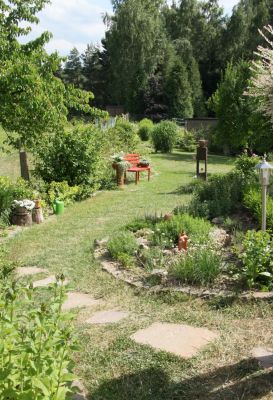Stilvoller Gartenweg