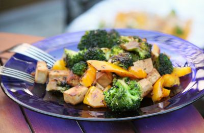 Vegetarisch grillen mit Tofu, Paprika und Brokkoli