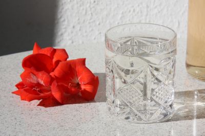 Rosenblütensirup mit Mineralwasser