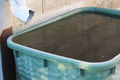 Eisdecke auf der Regentonne