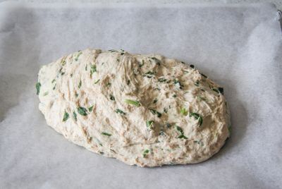 Brot mit Bärlauch beim Aufgehen