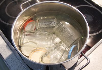 Gläser im Wasser sterilisieren