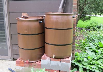 Regentonnen im Garten